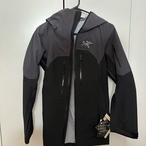 Arc'teryx Women's Black and Gray Jacket
